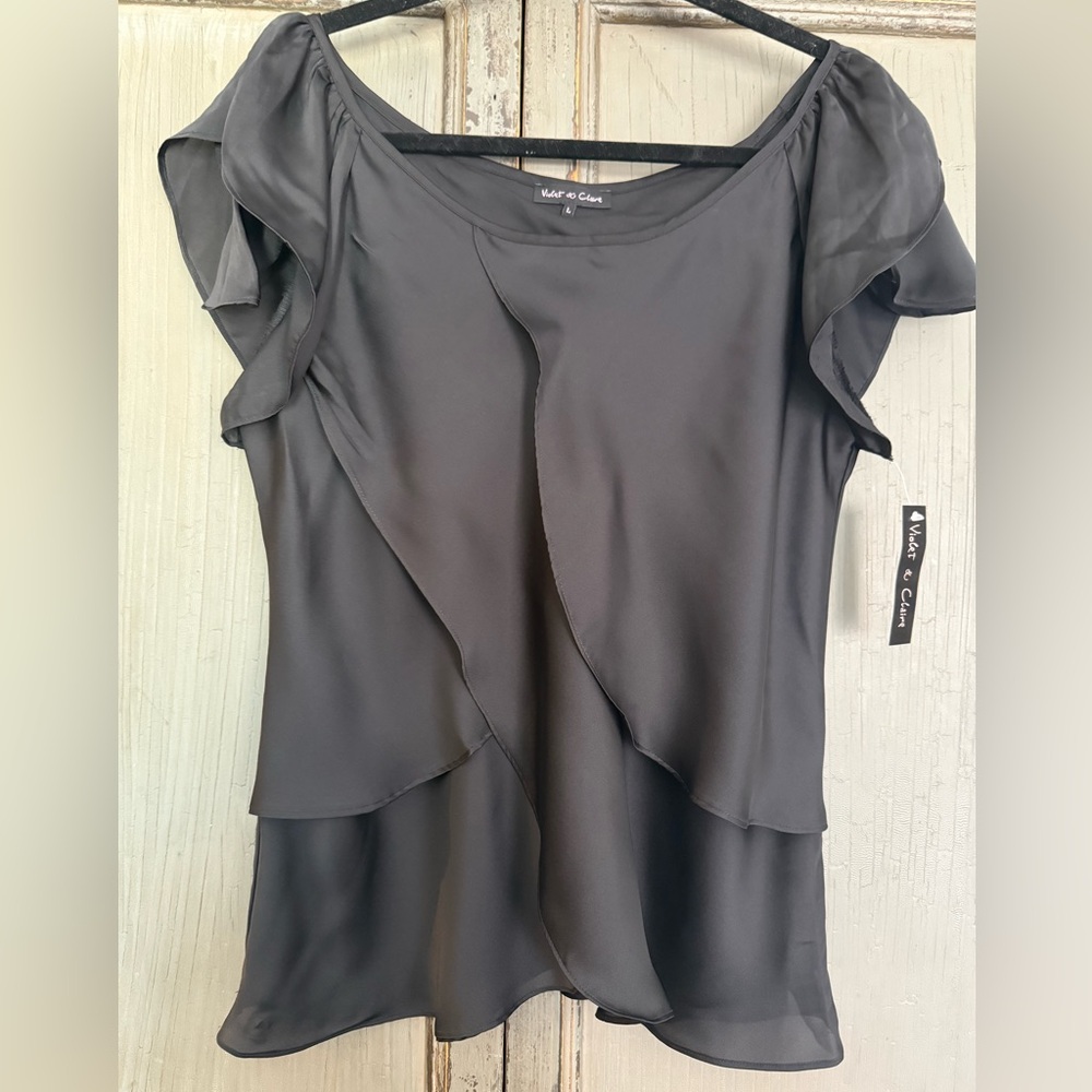 Violet & Claire Black ruffle layered flowing pedal Feminine Scoop ￼Neck top L